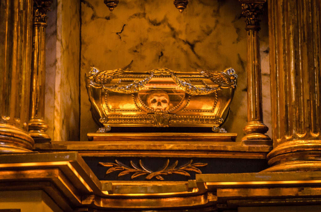 Encased skull in an altar - Peru