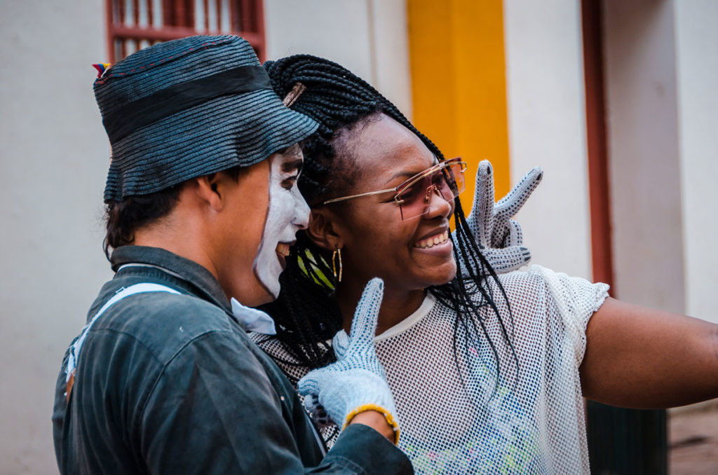 Tourist with a mime artist - Cartagena