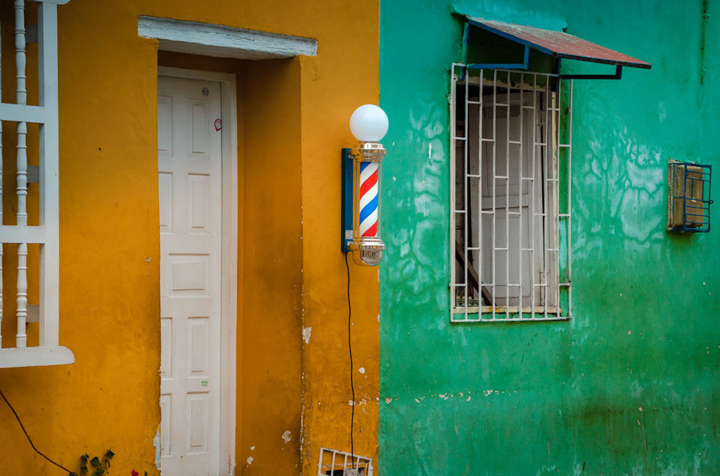 Brightly-painted barbershop - Getsemani