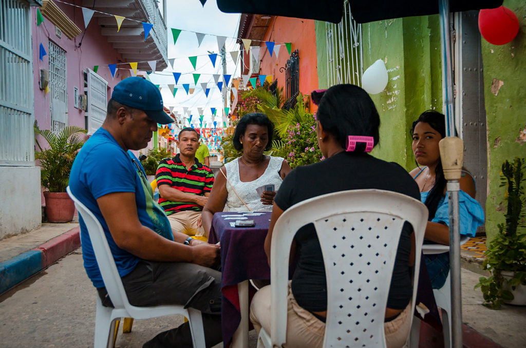 Group of people playing cards - Getsemani