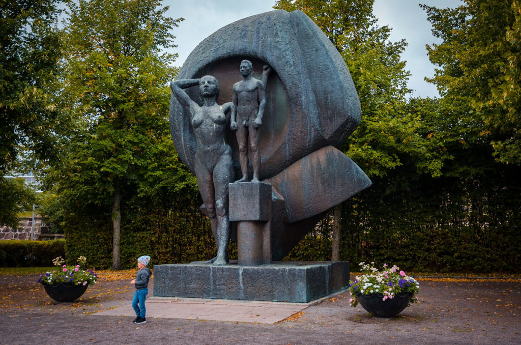 Statues of a naked woman beside a smaller naked man - Oslo