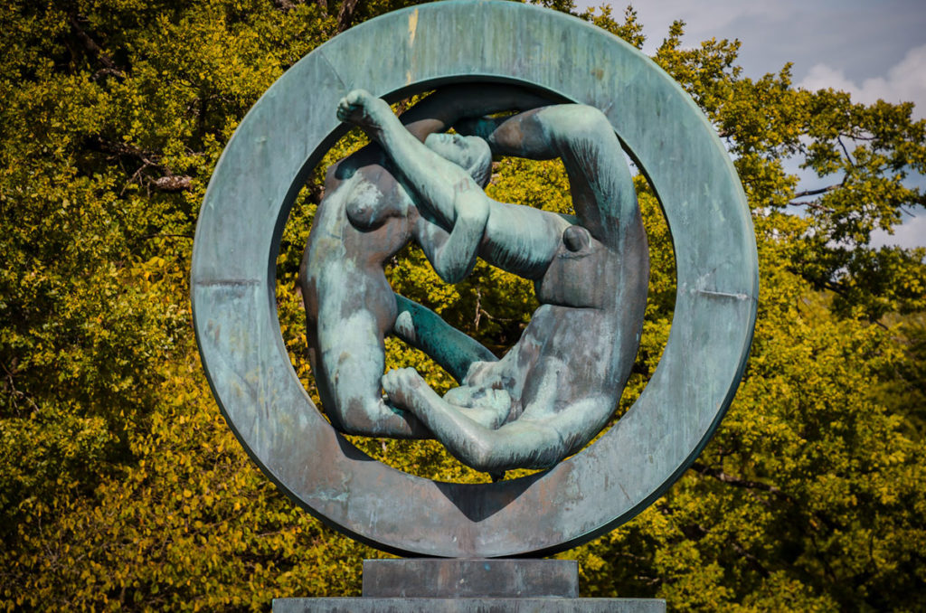 Sculpture of a man and a woman inside a circle - Vigeland Park