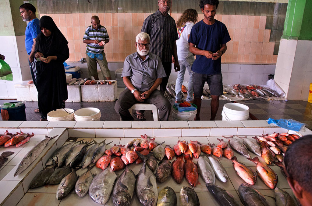 Buyers and sellers of fish - Malé